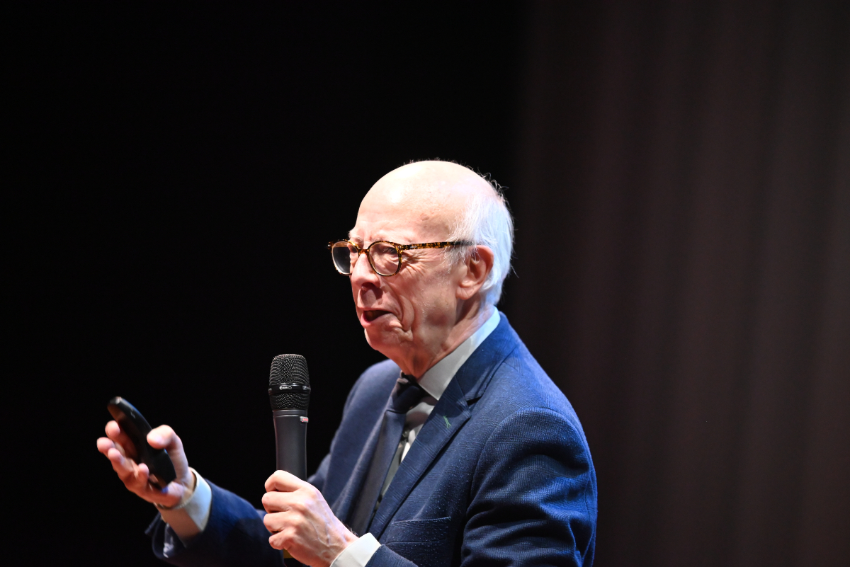 Ayer #EnFilos el doctor Hugo Romero Aravena, dictó la conferencia magistral de clausura del XX #EGALC2025 con el título "Extractivismo, gentrificación y justicia climática: aportes de la Geografía Física Crítica a una discusión latinoamericana actual". 

Fotografias: Secretaría