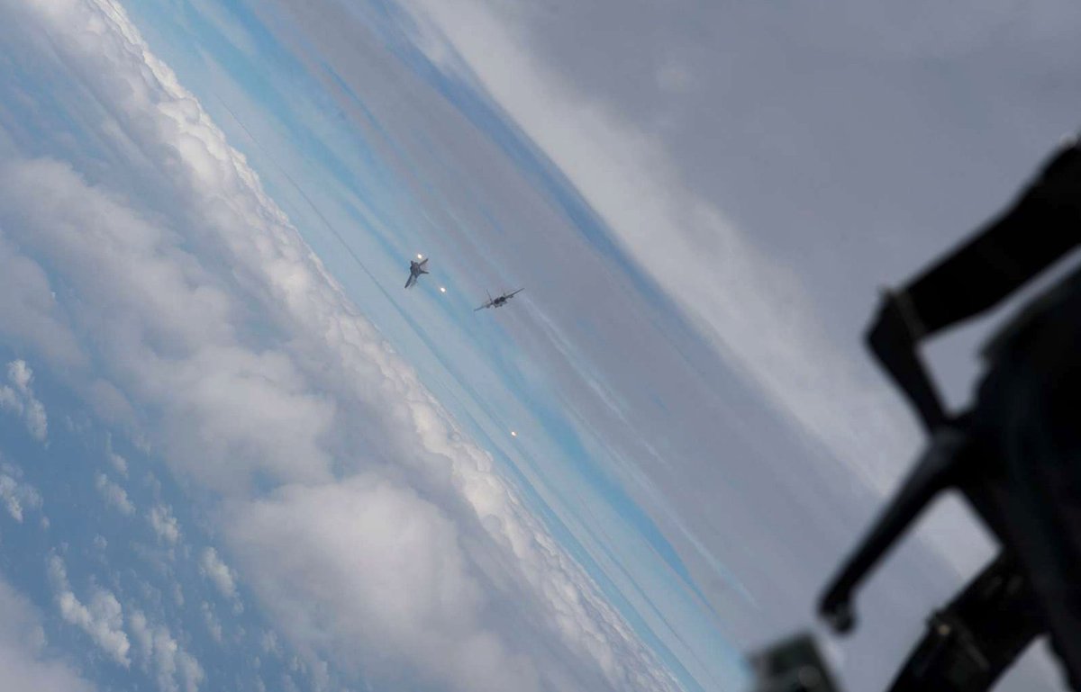 SuTNkwfrFkMhHsG's tweet image. F-22 vs F-15