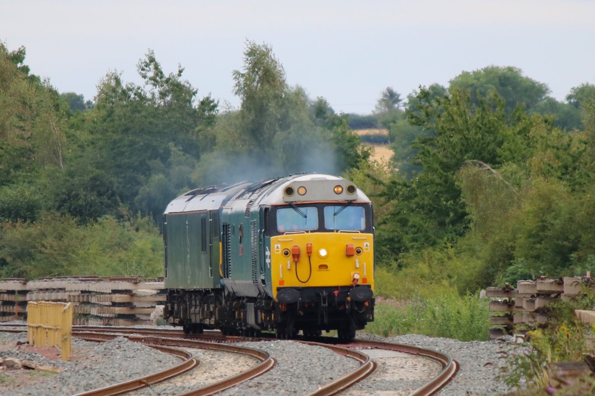 bowerbooks's tweet image. 50008 hauling 92010, working 0Z82 Wembley to Loughborough Brush approaching Kettering on the down slow line - 11 Aug 2018. It's a very different view here now with the wires up at #Kettering 
#Class50 #Class92