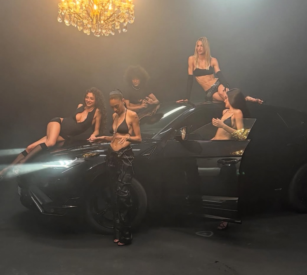 elodiesupporter's tweet photo. L’ESTATE È SALVA

ELODIE E SFERA EBBASTA ARE COMING https://t.co/aDSt7svE5C