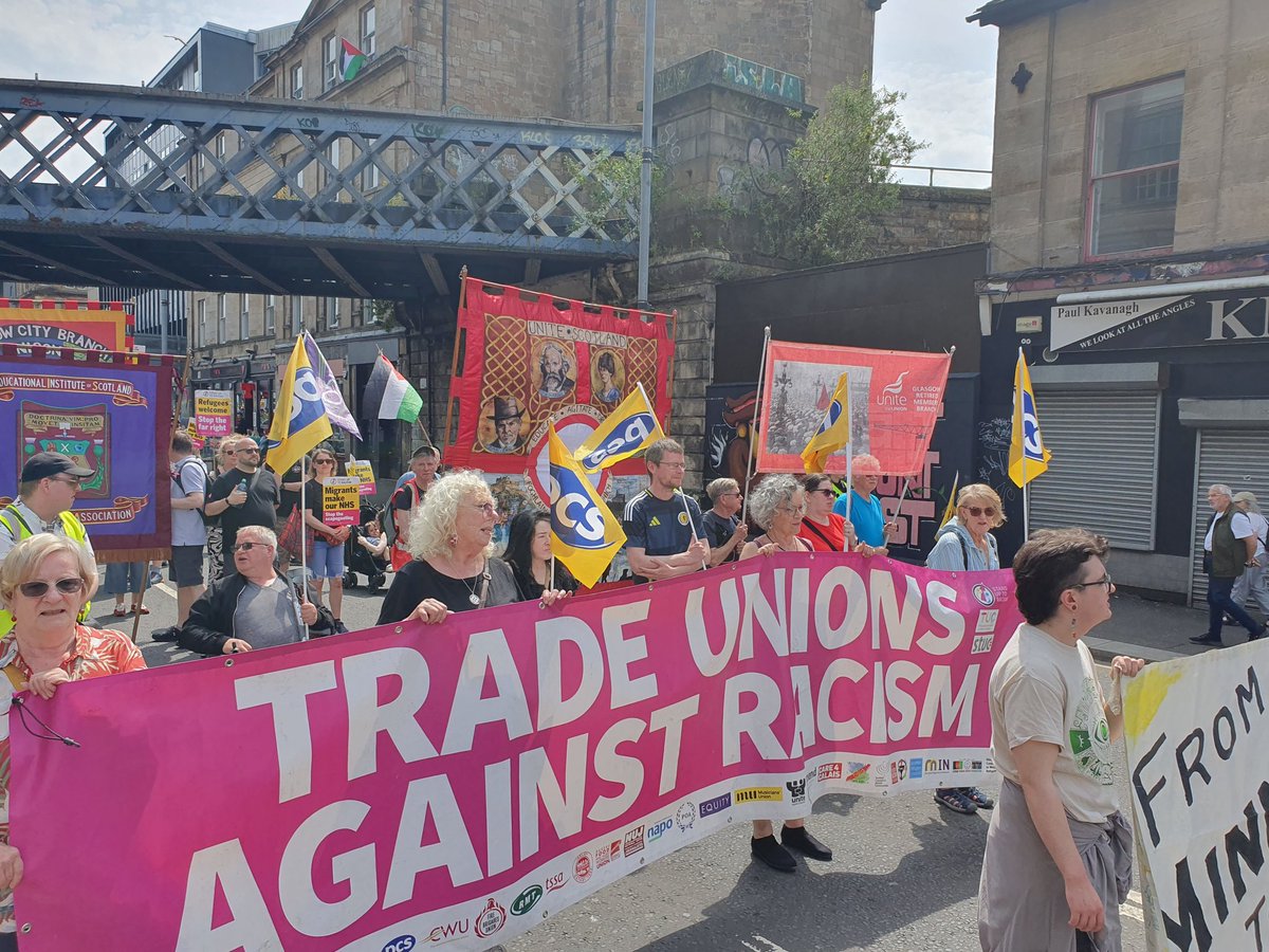 AntiRacismDay's tweet photo. Big shout out to @RMT_Scotland delegations on impressive #tradeunion #Unions4Unity #TradeUnionsAgainstRacism bloc at today's @SUTRScotland march to celebrate #WorldRefugeeDay & @GlasgowLMHR carnival at the Old Fruitmarket
#RefugeesWelcome #NoRacismNoFascism #StopFarRight https://t.co/1v5EaXPlUl