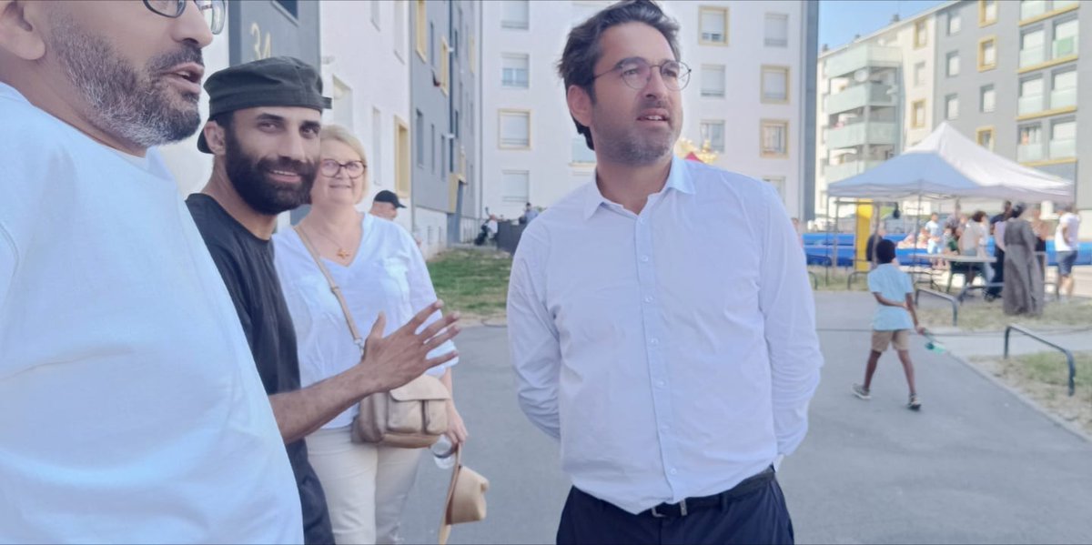 Laetitia, médiatrice emploi insertion Milo est présente cet aprem à la  Fête de Quartier  Wilson Chanoine Lallement
<a href="/ArnaudRobinet/">Arnaud Robinet</a>, maire de <a href="/VilledeReims/">Ville de Reims</a> y a rencontré et échangé avec des  habitants et des interlocuteurs MQ Wilson, <a href="/laligue51/">Ligue de l'Enseignement Marne</a>, SPS <a href="/DptMarne/">Département Marne</a> et asso. SEDO