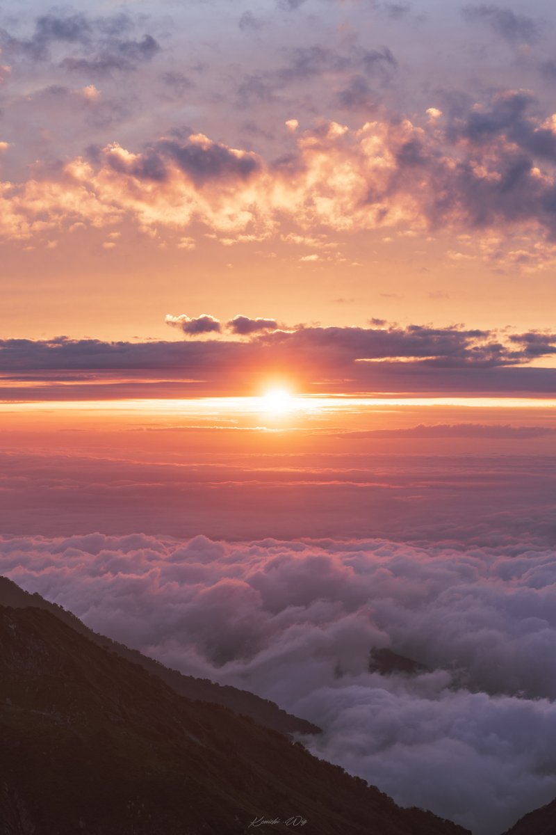 何度見ても心を奪われる、
山頂から眺める夕日の絶景