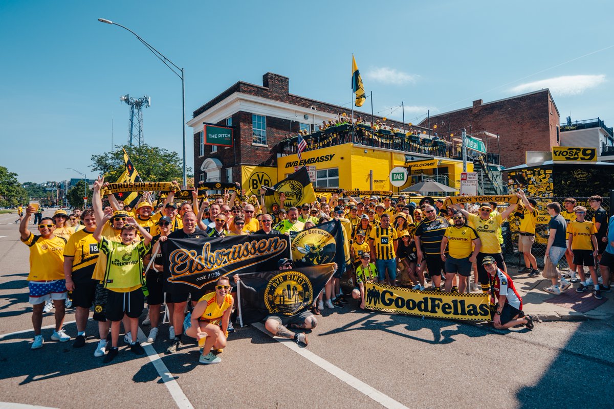 BlackYellow's tweet photo. One team, one family 🖤💛 https://t.co/ZkEqxwLY78