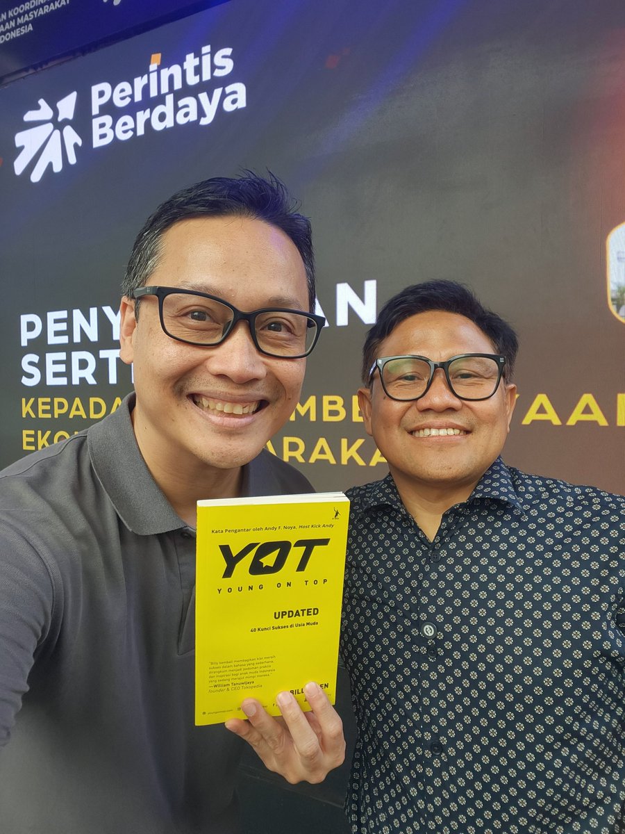 BILLY BOEN (@billyboen) on Twitter photo Today i shared a stage with The Coordinating Minister of Social Empowerment, <a href="/cakimiNOW/">A Muhaimin Iskandar</a> . I gave my @youngontop book to him. Today i shared a stage with The Coordinating Minister of Social Empowerment, <a href="/cakimiNOW/">A Muhaimin Iskandar</a> . I gave my @youngontop book to him.