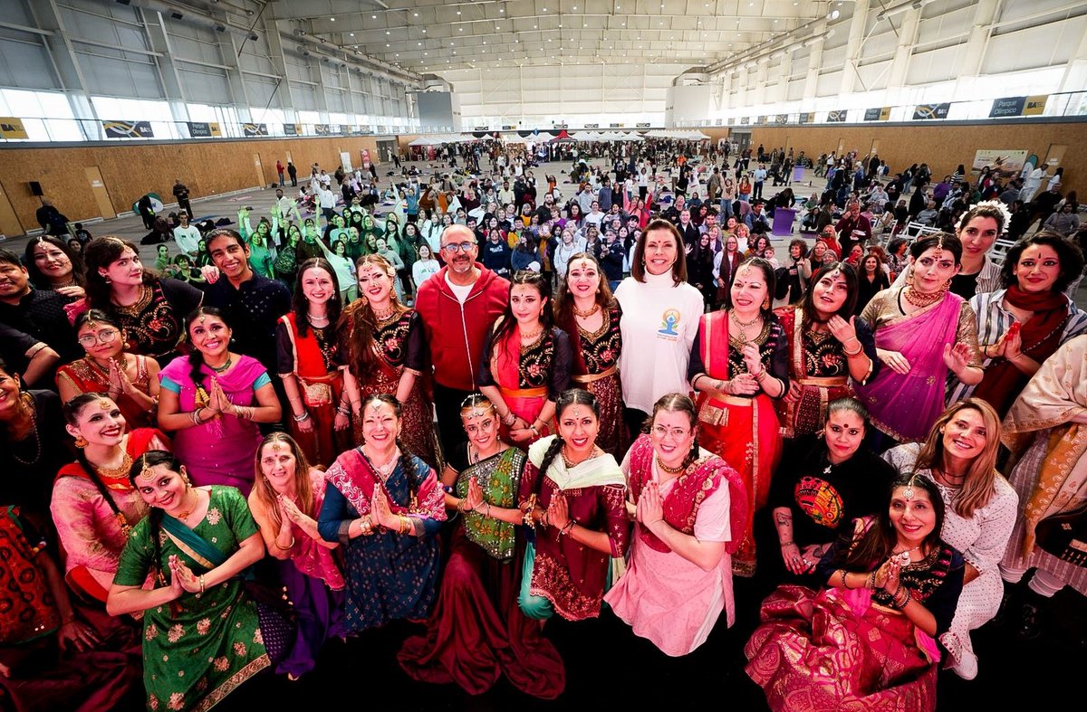A grand kickoff to the 11th International Day of Yoga &amp; Festival of India in Buenos Aires.
Ambassador-designate <a href="/AjaneeshK/">Ajaneesh Kumar</a>, joined by <a href="/gzinny/">Gabriel Sánchez Zinny</a>,<a href="/ChinoTurnes/">Chino Turnes</a>,and <a href="/ACiuti/">Ana Ciuti</a>, led the inauguration before a sea of Yoga enthusiasts.
The event featured a mass Yoga session. Thousands of