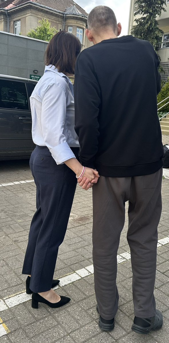 Dz_Kuchynski's tweet image. Right now at 🇺🇸 Embassy in Vilnius. Sviatlana @Tsihanouskaya and her husband Siarhei.
All political prisoners will be free! Belarus will be free!