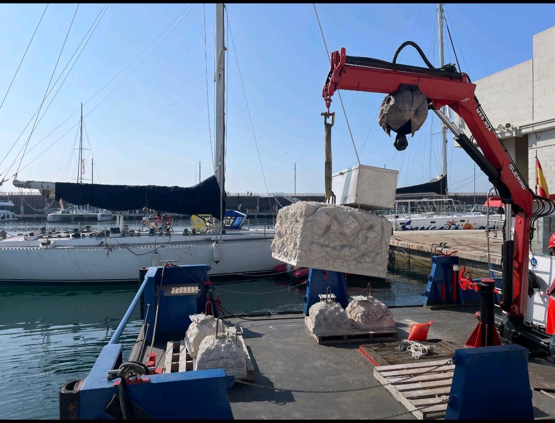 CalaBonaRadio's tweet image. 🟦 @FuturaOna  i entitats científiques han instal·lat “hotels” submarins al Port Olímpic de Barcelona per regenerar la biodiversitat marina. Un projecte pioner dins l’economia blava. 🌊🐠

#RestauracióMarina #BlueEconomy #OceanTech

Podeu llegir-la 
👇

diaridecalabona.com/ca/blog/hotels…