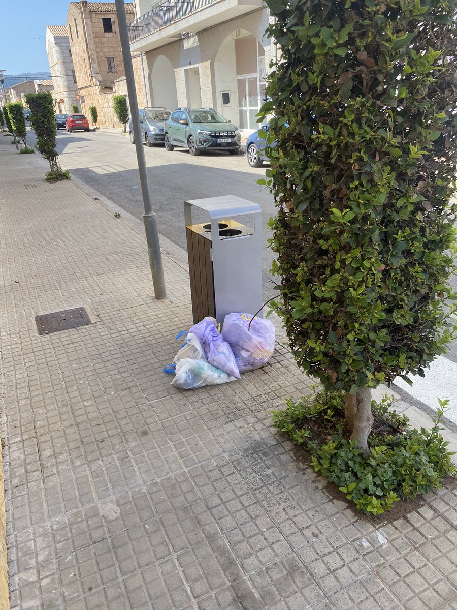 AlomarLluc's tweet photo. Aquesta puta gent que tira sa basura pel carrer què és que no la poden treure a davant caseva o és que viuen a Beberly Hills i venen a tirar-la a Sa Pobla? https://t.co/uILsG1XEK6