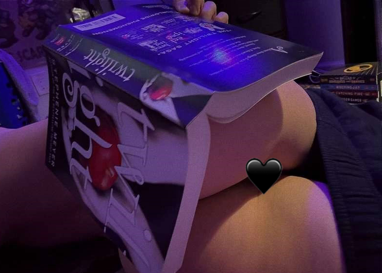 sadblushgirl's tweet photo. "don't judge a book by its cover"
but feel free to judge me ↓ https://t.co/yySmFl9h18