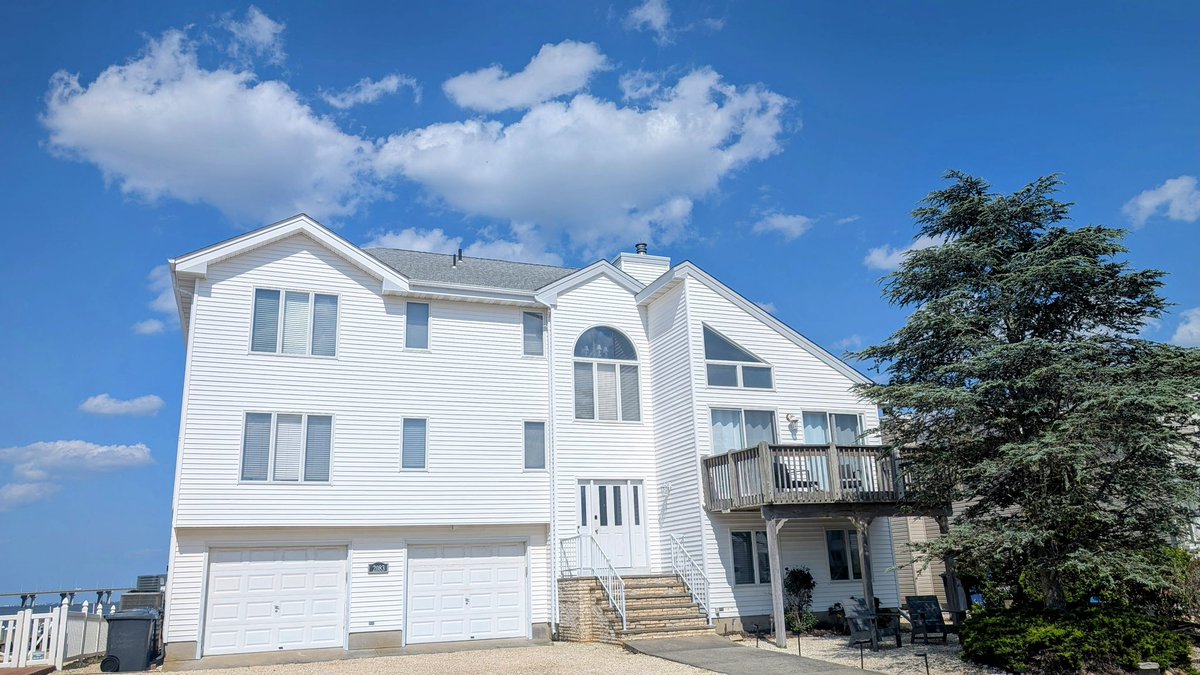 CausewayView's tweet photo. 📅 Just one summer week still open at our bayfront home near LBI:
July 19–26 🌊☀️

Multi-level decks, private pier, and one of the largest bayfront yards in Beach Haven West. Perfect for families who love the water.

📍 View listing &amp; book: https://t.co/EX2bOs04mU https://t.co/8QRPsE30c3