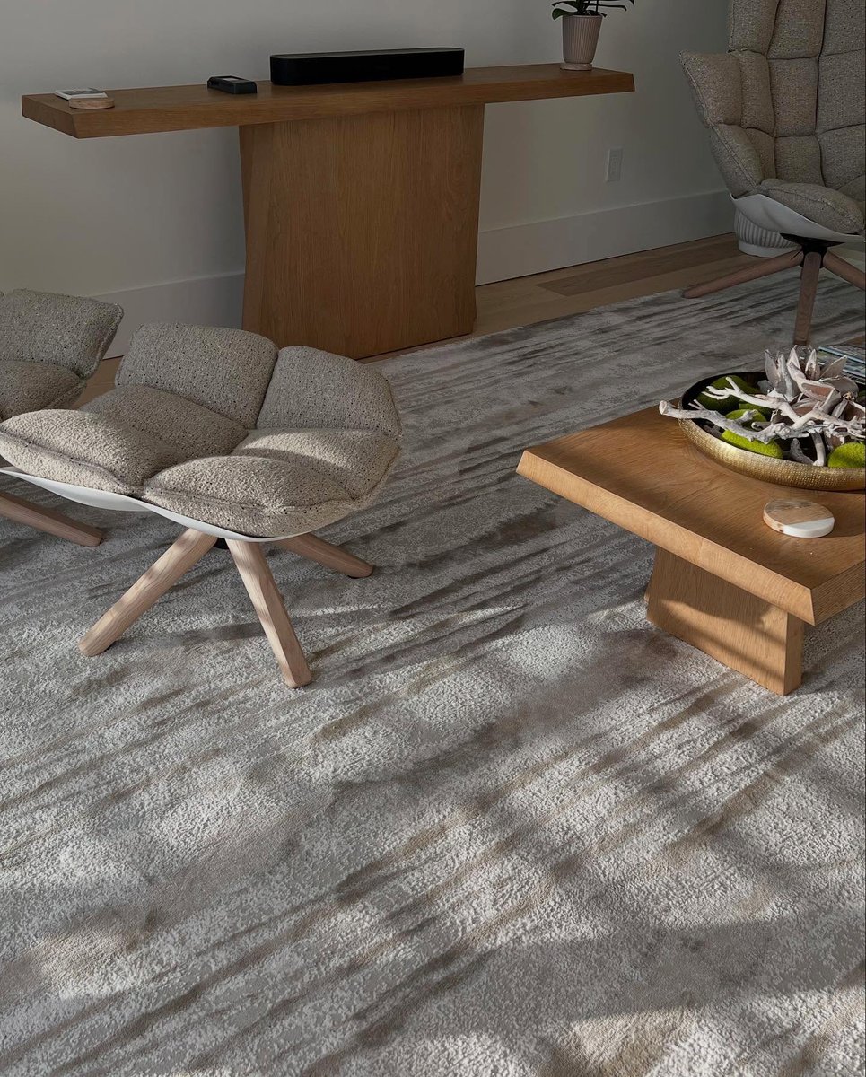 Vanishing Point offers a serene interpretation of abstract design, where soft horizontal striations subtly shift across a plush high-low texture. 

View all available colors: hubs.ly/Q03sjLv00 

pattilynninteriors #stantoncarpet #customrugs #carpetlove #luxurycarpet