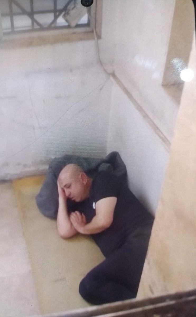 😀اللهم شماتة .. ونايم على بلاطة!
#وسيم_الأسد بيد العدالة الثورية السورية!
كمان.. اللهم شماتة!
مرح