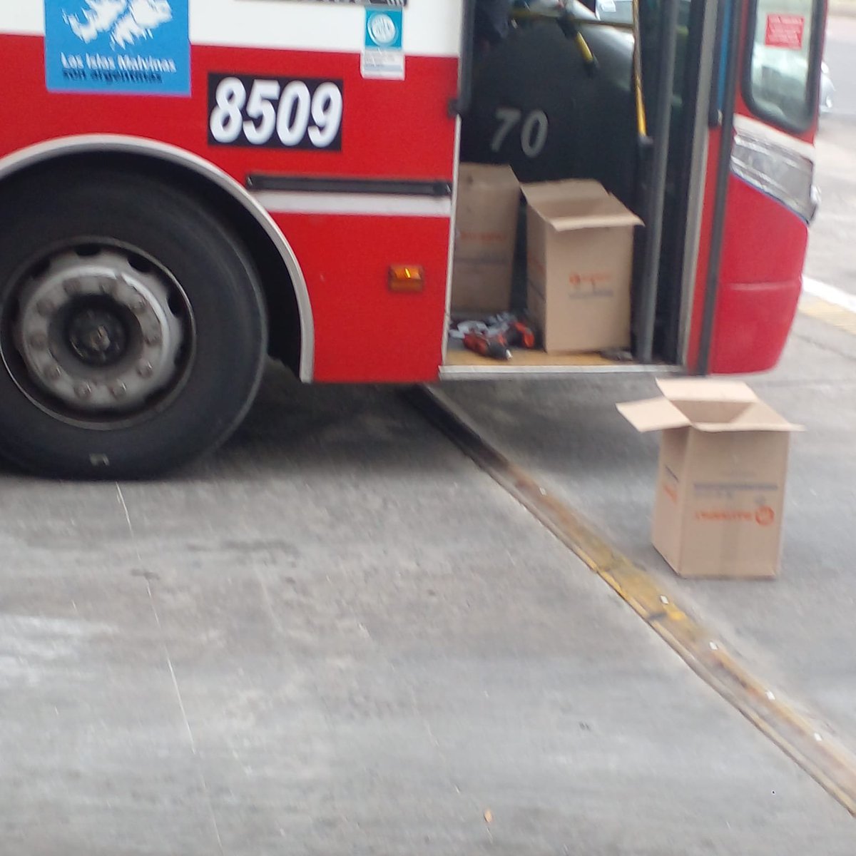 🐝OFICIAL: DOTA COMPRÓ "EL PUENTE"

Desde hoy ya se empiezan a ver coches renumerados en la centena del 8500 y ya hace unos días que las camionetas de #DOTA están visitando los predios de #ElPuente en Valentin Alsina.
Se habría quedado con las 4 líneas (32-75-128-158)