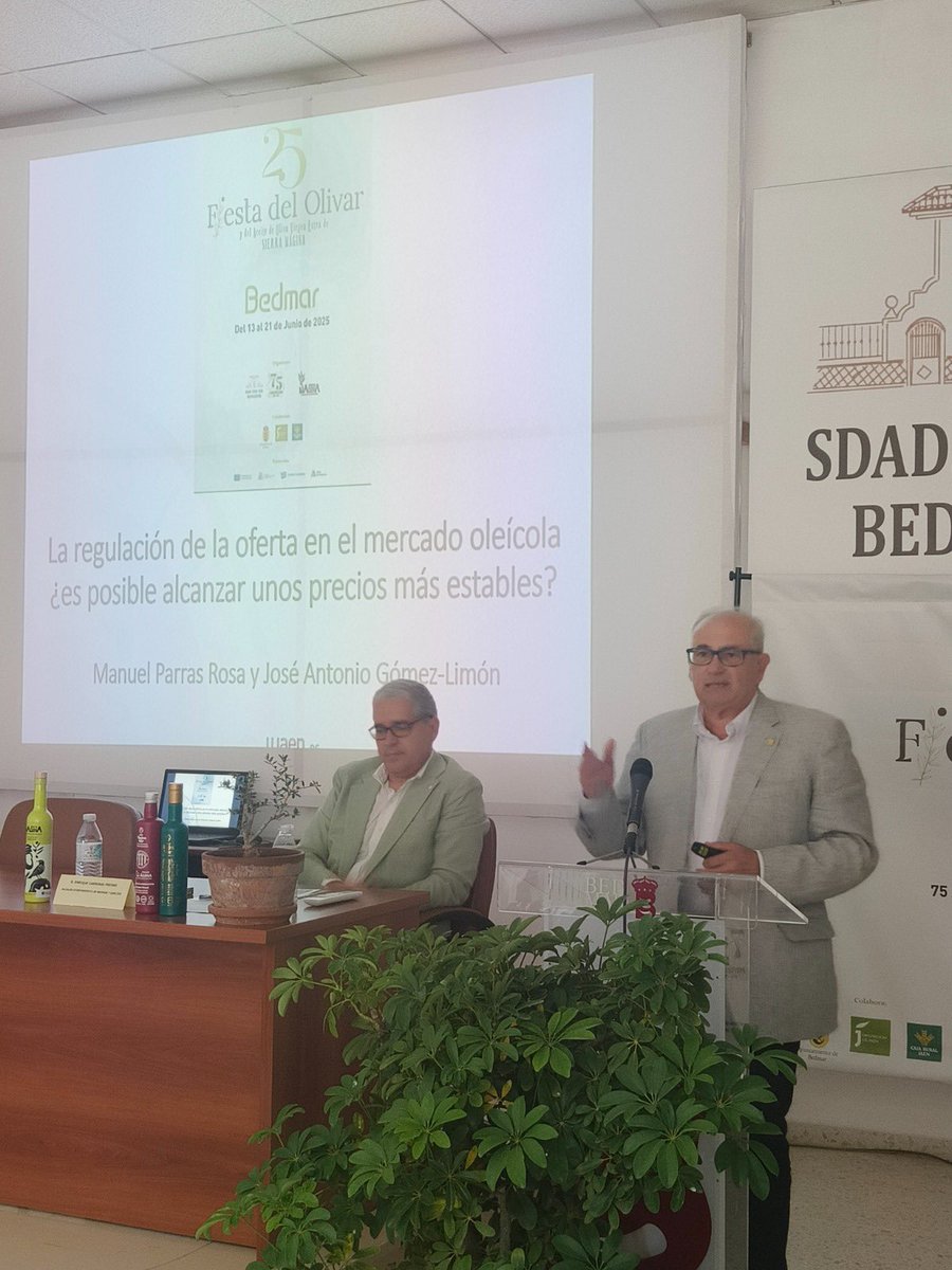 Foto de familia de premiados y autoridades en la 2️⃣5️⃣ edición de nuestra Fiesta del Olivar celebrada en Bedmar, con una conferencia sobre la estabilidad de los precios del aceite, a cargo de Manuel Parras y José Antonio Gómez Limón