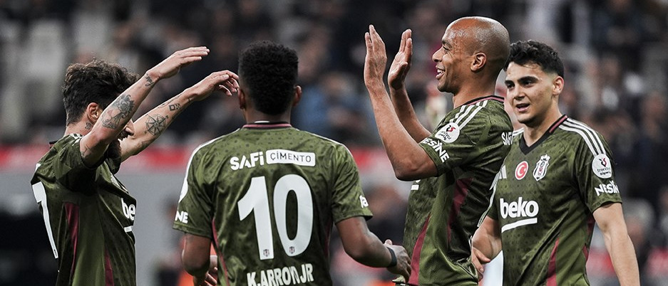 Beşiktaş'ın Portekizli yıldızına kanca

ntvspor.net/foto-galeri/be…

Foto: AA