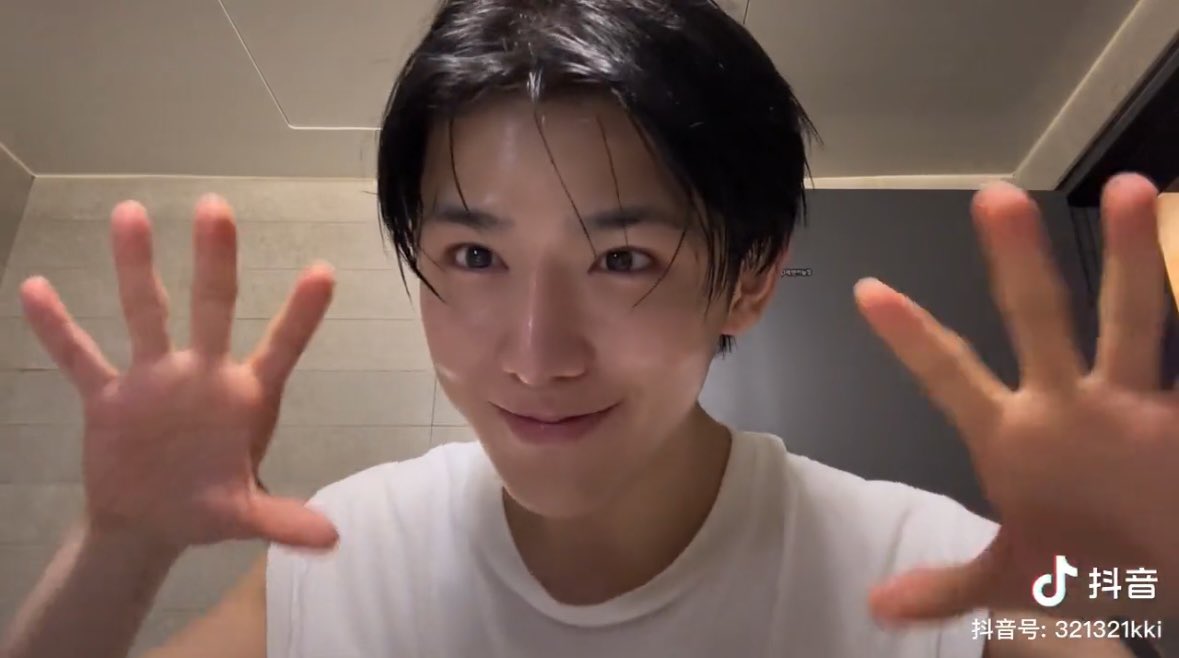 yichening_'s tweet image. Bringing bare faced yichen back to my timeline