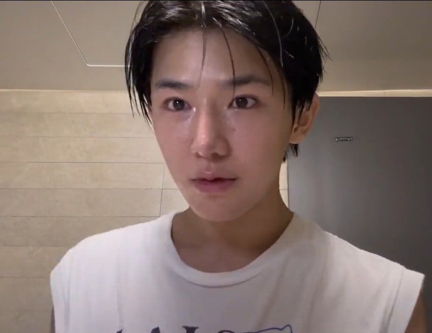 yichening_'s tweet image. Bringing bare faced yichen back to my timeline