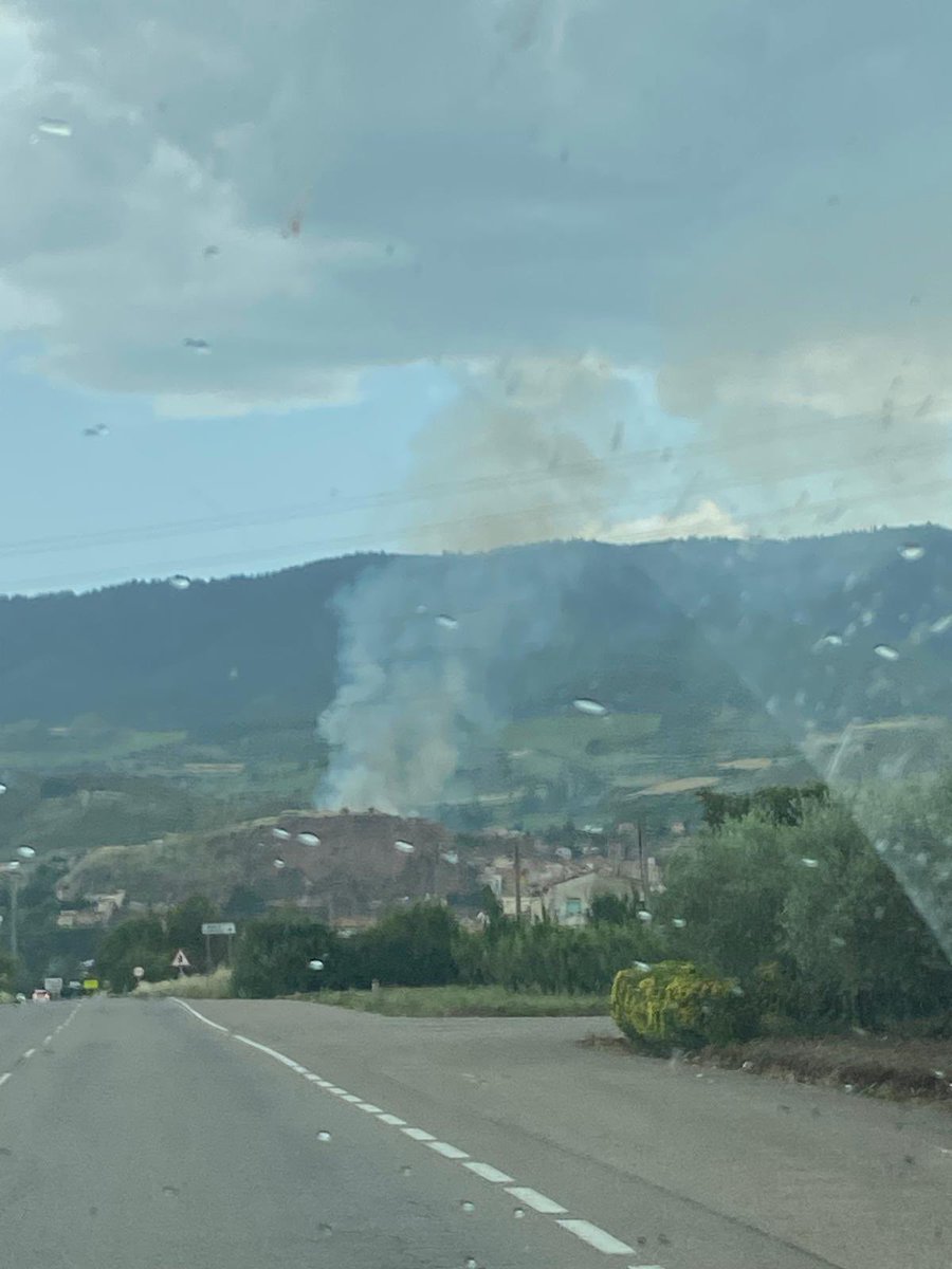 #Incendio en #AlbeldadeIregua ⚠️ 🔥#LaRioja foto tomada a las 17:20pm <a href="/BBFFLaRioja/">Bomberos Forestales La Rioja</a> <a href="/SOSRioja/">SOS Rioja</a>