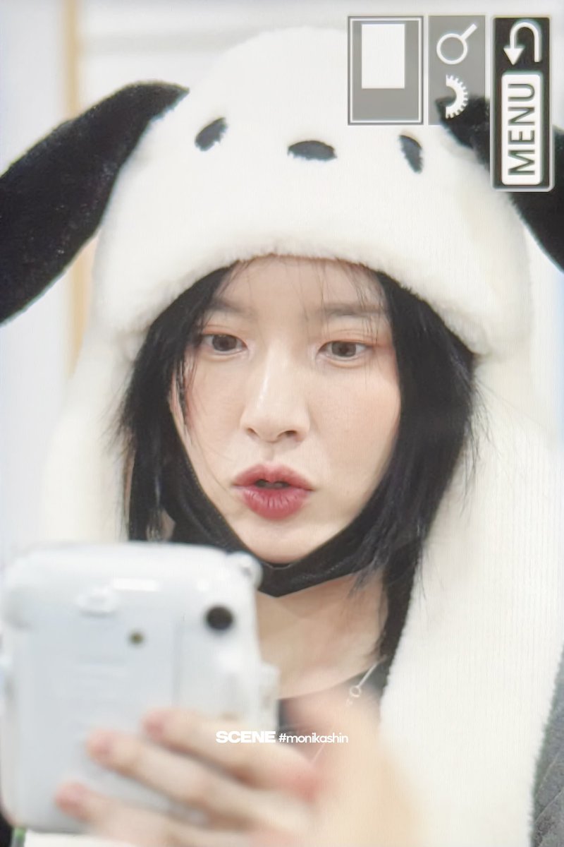 30대 초반의 모니카. 태닝탈색렌즈하고 홍대 클럽을 휩쓸다
30대 중반의 모니카. 스우파 한번 나왔다가 온갖 연령대의 인간들에게 쌤으로 불리다
30대 후반의 모니카. 몇년간 팬걸들의 극악무도 모에화를 겪고 누르면 대단이 사랑해 하는 곰인형, 강아지 애교머신으로 진화