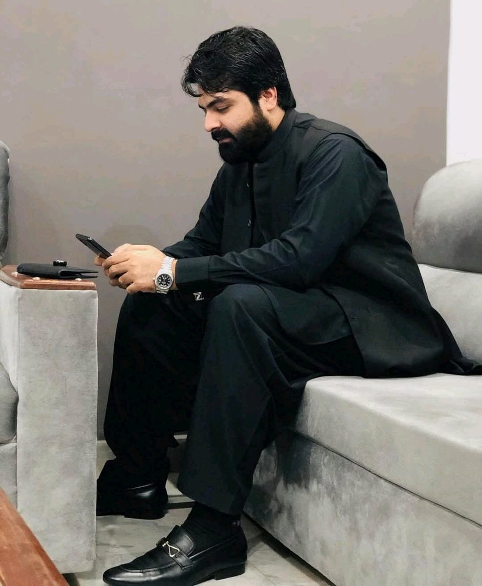 یقین نہیں آ رہا کہ اس نوجوان نے خودکشی کرلی ہے 
کچھ عرصہ پہلے ایک سرکاری افسر نے اپنی جان لے لی تھی، آخر اتنے پڑھے لکھے جوان لوگ اپنی زندگی کا خاتمہ کیوں کر رہے ہیں