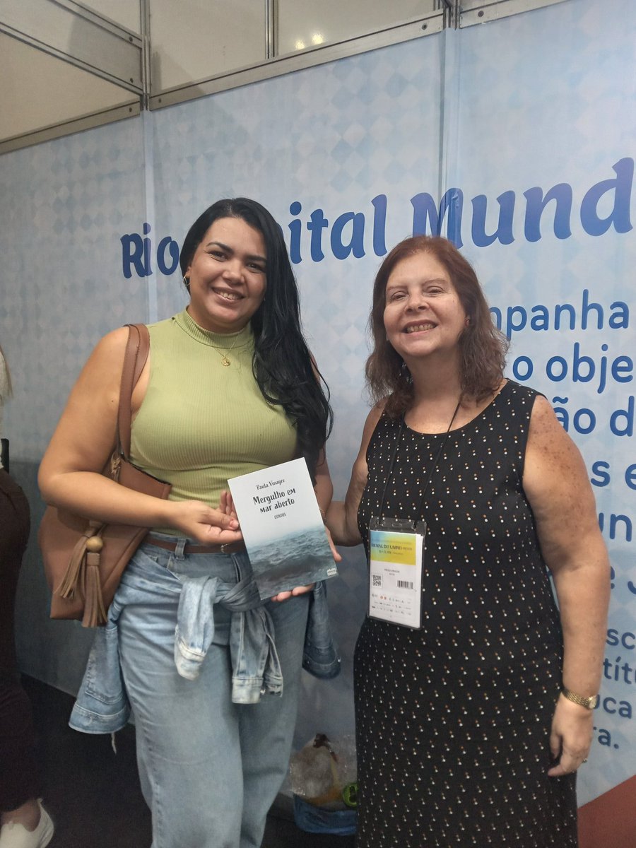 Nossa autora Paula Vinagre autografando seu livro "Mergulho em Mar Aberto". 
#bienal #bienaldolivro