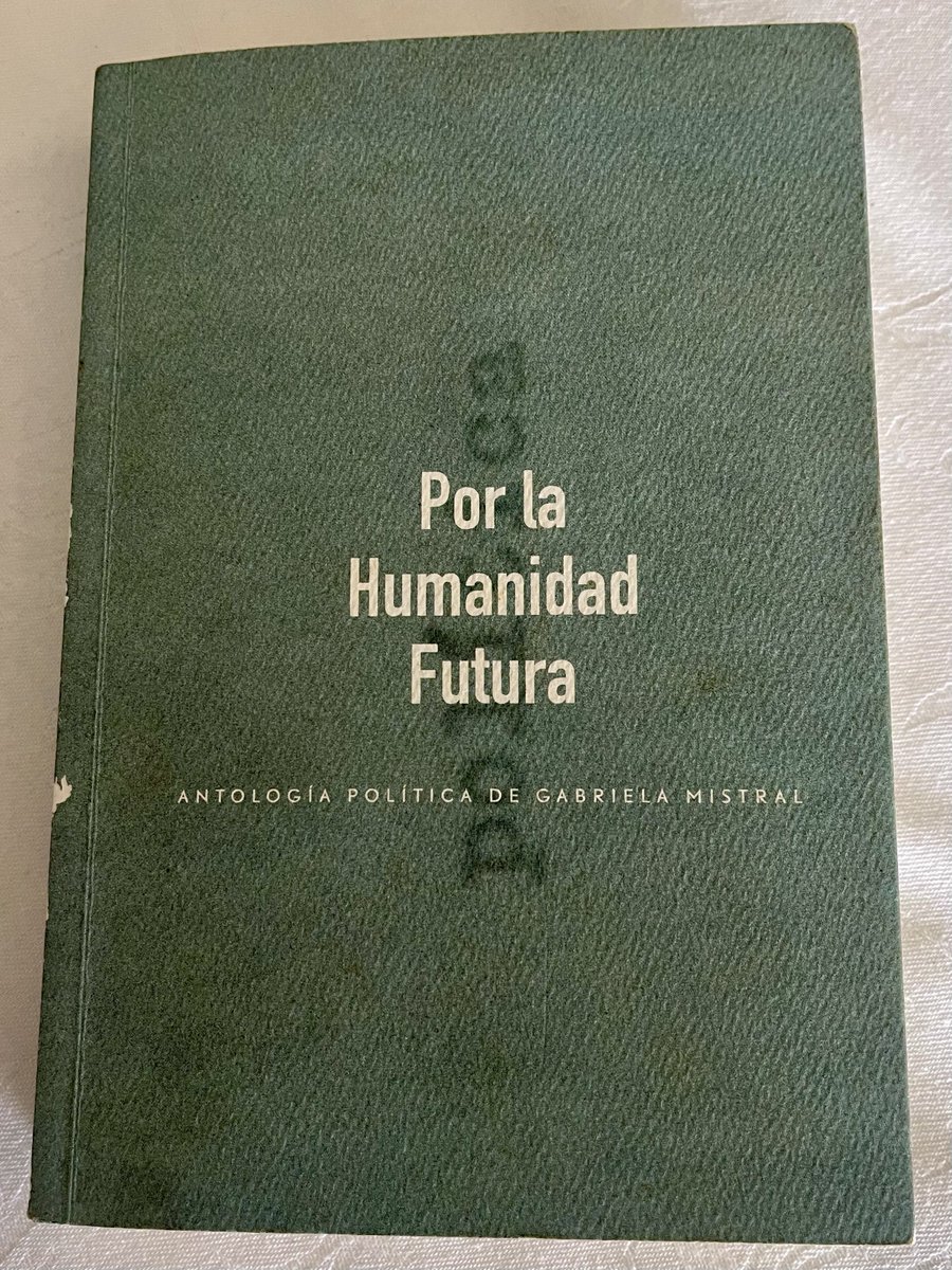 Hace ya algún tiempo, Diego del Pozo me dio en Guatemala esta maravillosa antología política de Gabriela Mistral. Más de una vez, he abrevado de ella. Ahora, cuando hable de la Sociedad Gabriela Mistral en Guatemala, habitará la <a href="/FILGuatemala/">FILGUA</a>. Gracias. 
<a href="/lapollera/">La Pollera Ediciones</a>