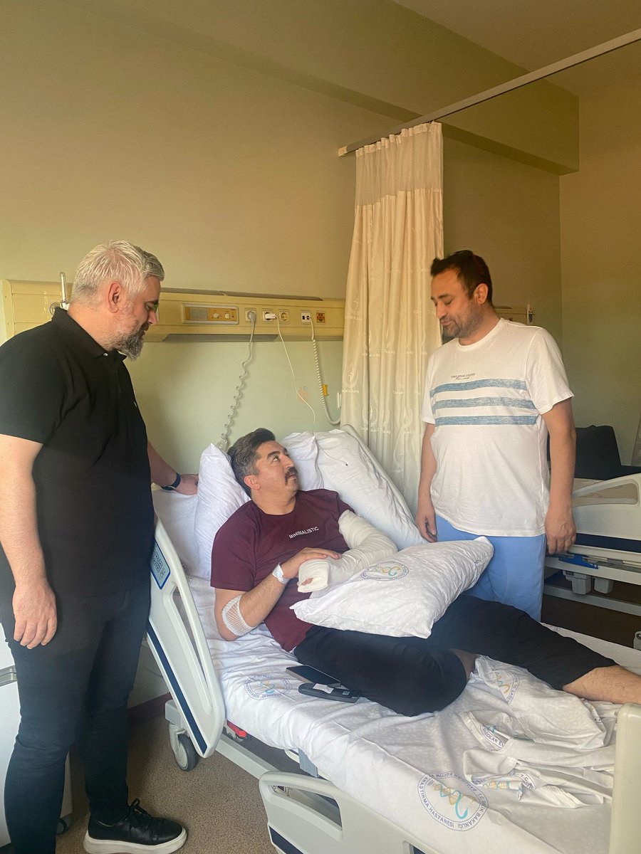 #Bağcılar Eğitim Araştırma hastanesinde bir operasyon geçirecek olan #TürkEğitimSen İlçe Başkanımız Sn. Ömer Yiğit’e geçmiş olsun ziyaretinde bulunduk.
Kıymetli kardeşime acil şifalar diliyor ve en yakın zamanda tekrar aramızda görmek istiyoruz.