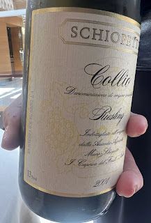 La passione del vino, a volte, ti porta in posti poco blasonati dove appassionate sommelier, come Giorgia Lavaroni, ti regalano chicche clamorose come questo Riesling 2001 del grande Mario Schiopetto. 

percorsidivino.blogspot.com/2025/06/invecc…