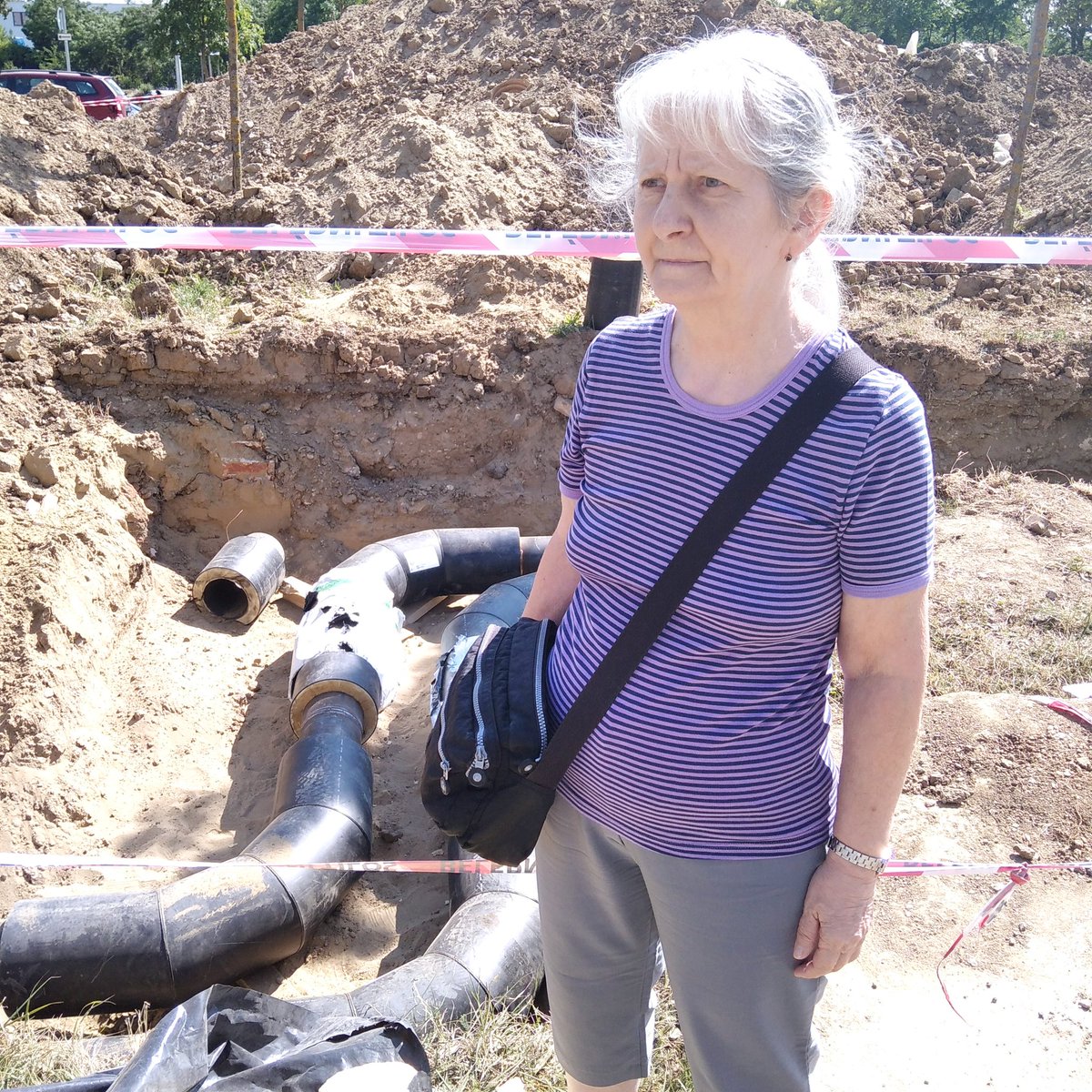 any54's tweet image. Vasárnap estig tartott volna a melegvíz-szünet,de tegnap már volt.Ma egyetlen keményen dolgozó sem volt az "ásatásnál"(mellesleg szombat van),csak a csőrendszerek egy része látszik,itt-ott már be van temetve.Gondolom, hétfőn folytatják,mi azért leellenőriztük ma.