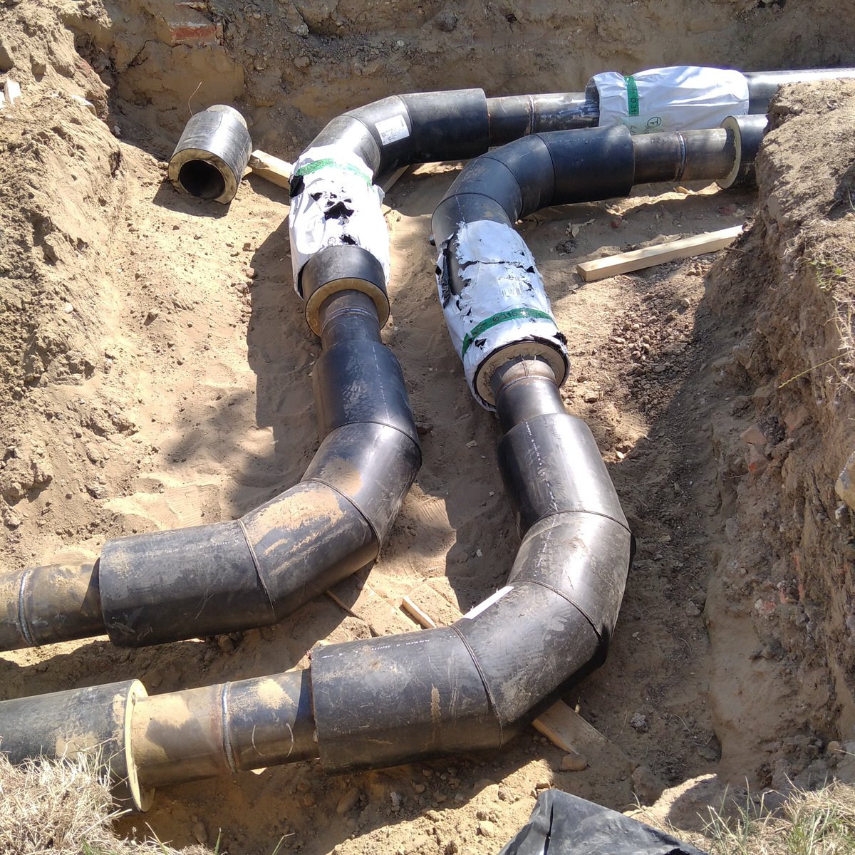 any54's tweet image. Vasárnap estig tartott volna a melegvíz-szünet,de tegnap már volt.Ma egyetlen keményen dolgozó sem volt az "ásatásnál"(mellesleg szombat van),csak a csőrendszerek egy része látszik,itt-ott már be van temetve.Gondolom, hétfőn folytatják,mi azért leellenőriztük ma.