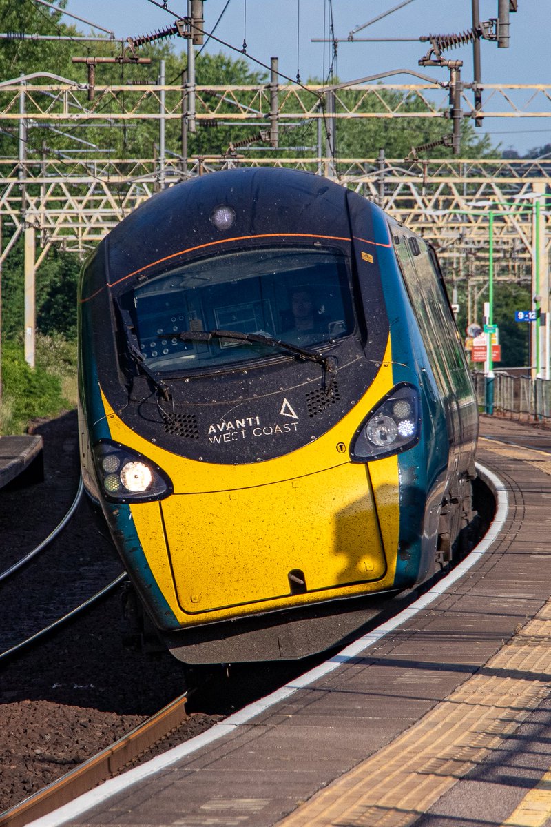 With 86259 running this morning, I ventured to Berkhamsted.
The curves are spectacular. 390103 demonstrates the Pendolino to its max as it arcs through with 1A04 05:15 Manchester Piccadilly to London Euston 
21-June-2025