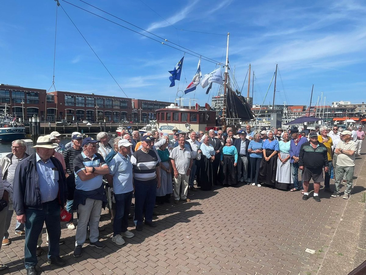 De dag voor Vlaggetjesdag is het traditioneel de bijeenkomst van oud-vissers die de zee op gaan en de vrouwen die op de kade achter blijven voor een liedje, quiz en hapje en drankje! Het was weer een geslaagd samenzijn!

<a href="/MAvdToorn/">Marie-Anne vd Toorn</a>