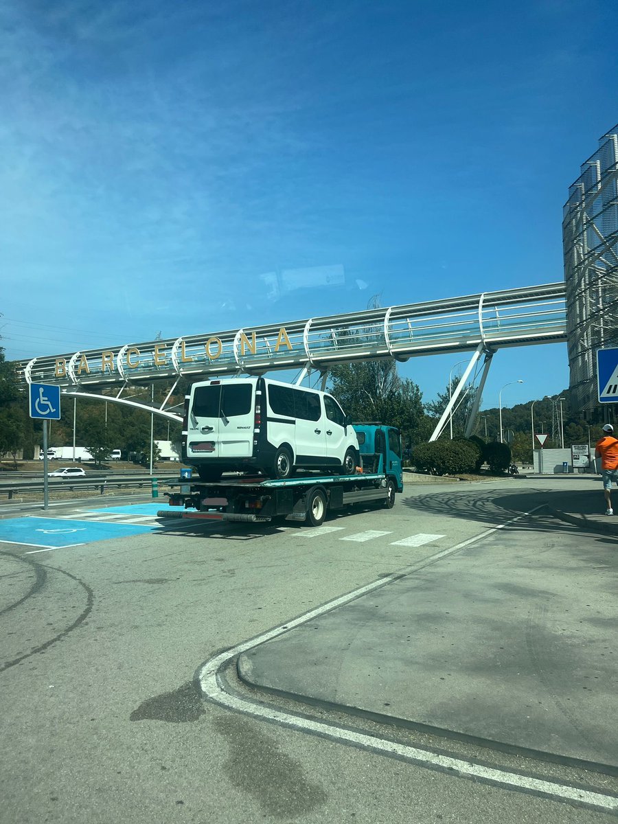 En Lorca ayer el bolo muy bien pero lo de que hoy volviendo se nos averíe la furgo y seguidamente se averíe el taxi que nos ha puesto el seguro qué??????? SEGUIMOSSSS ara va cap amunt això 🥂