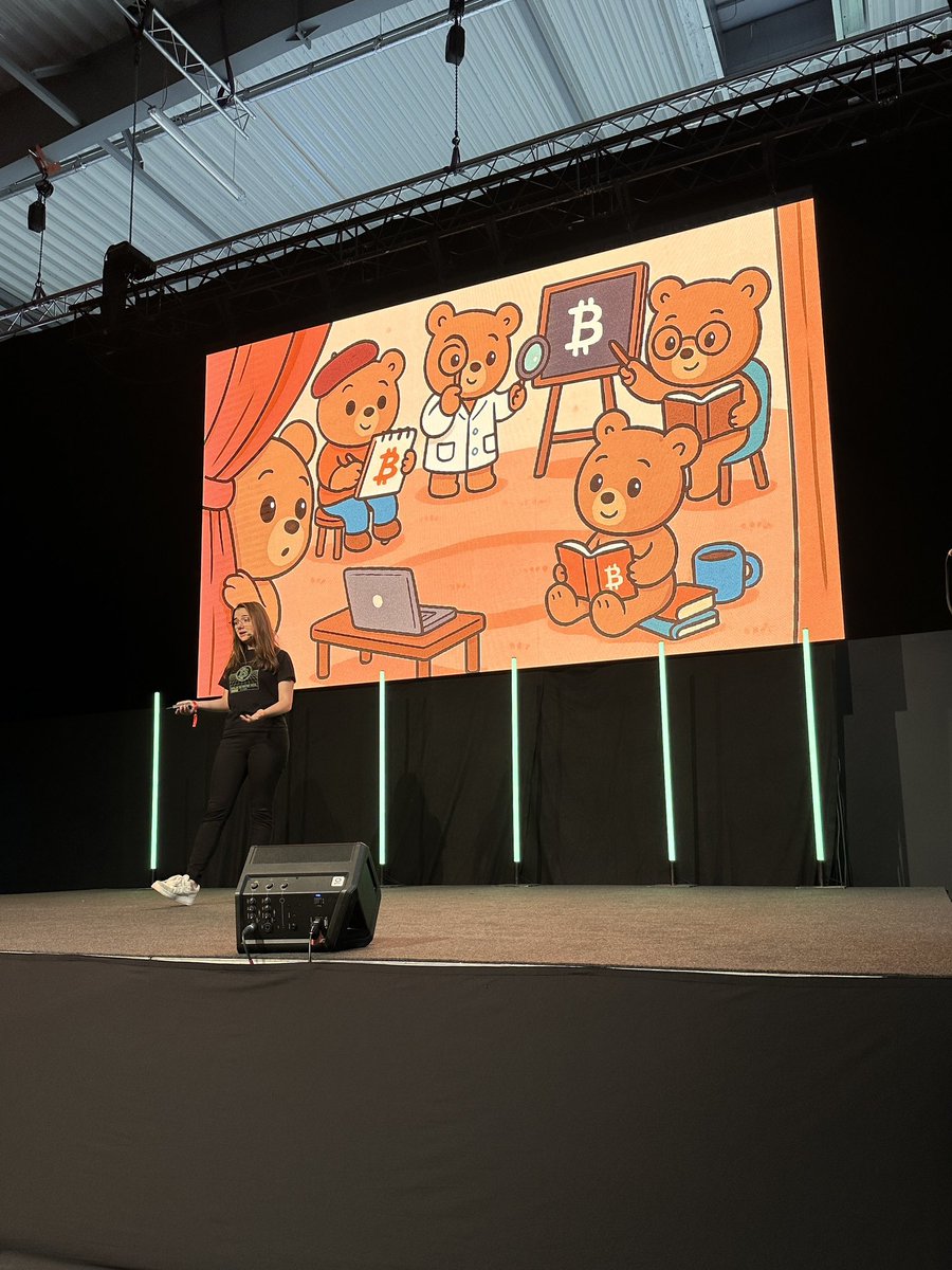 The award for the cutest presentation of <a href="/BTCPrague/">BTC Prague</a> goes to <a href="/danielabrozzoni/">Daniela ⚡</a>  💕🏆