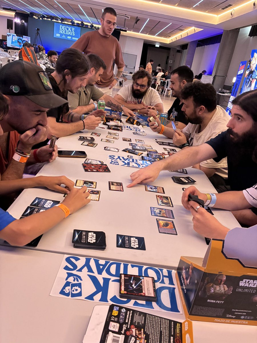 No solo hay magias en este evento, gracias a <a href="/Asmodee_es/">Asmodee España</a> la gente está pudiendo disfrutar y aprender de Star Wars Unlimited.
Mesita completa ✅