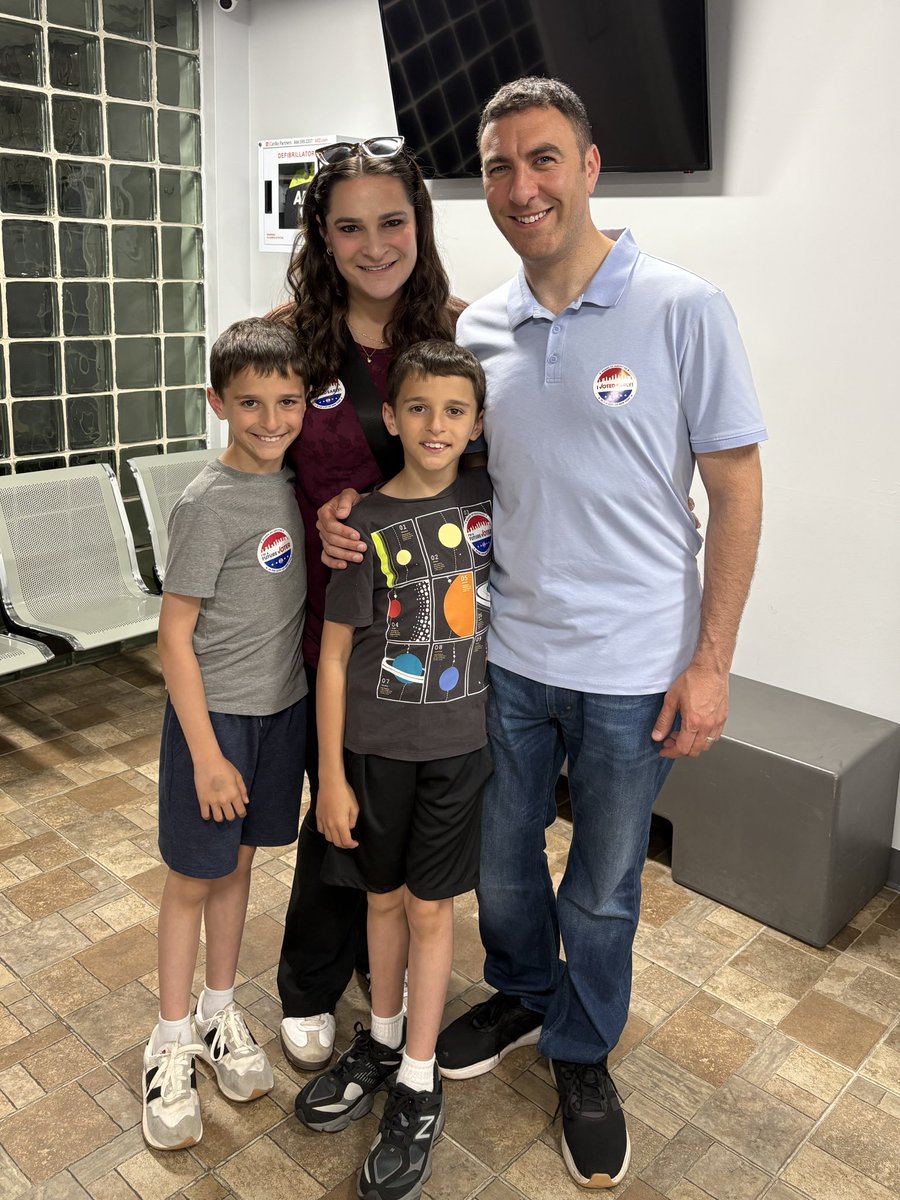 EricDinowitz's tweet image. Voting with my family on this beautiful day! Remember to vote early today or tomorrow from 9am-5pm, or on Tuesday from 6am-9pm.