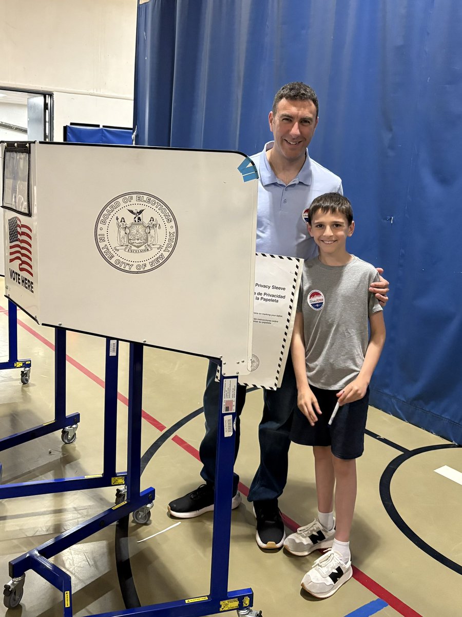 EricDinowitz's tweet image. Voting with my family on this beautiful day! Remember to vote early today or tomorrow from 9am-5pm, or on Tuesday from 6am-9pm.