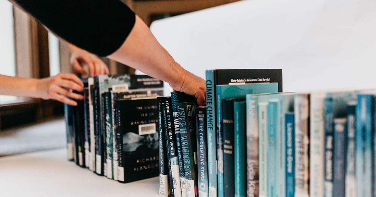 ubclibrary's tweet image. #ShowYourStripes To highlight the range of climate change books we have, we&apos;ve recreated the warming stripes data visualization with select titles from our collections. Get the book list here: bit.ly/42UZLgr