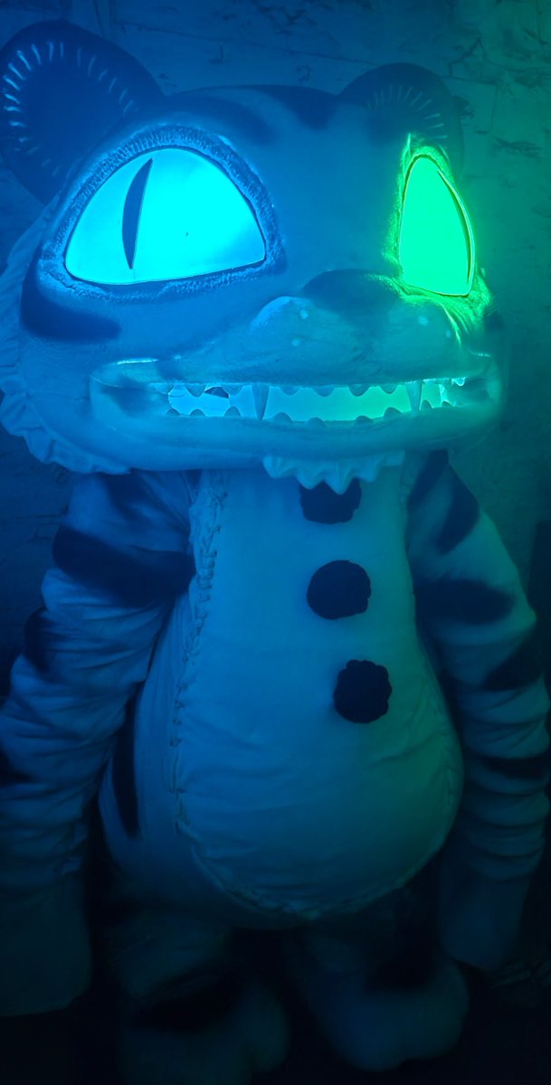 THEAMALGAMATI0N's tweet photo. "The Murray's are hiding something down there, I haven't seen Bob in days..."
It looks like @SteelWoolStudio is keeping more than a few secrets in the basement...
#SOTM #SecretSaturday #fnaf #cosplay #fanart https://t.co/IDAFUYTdOG