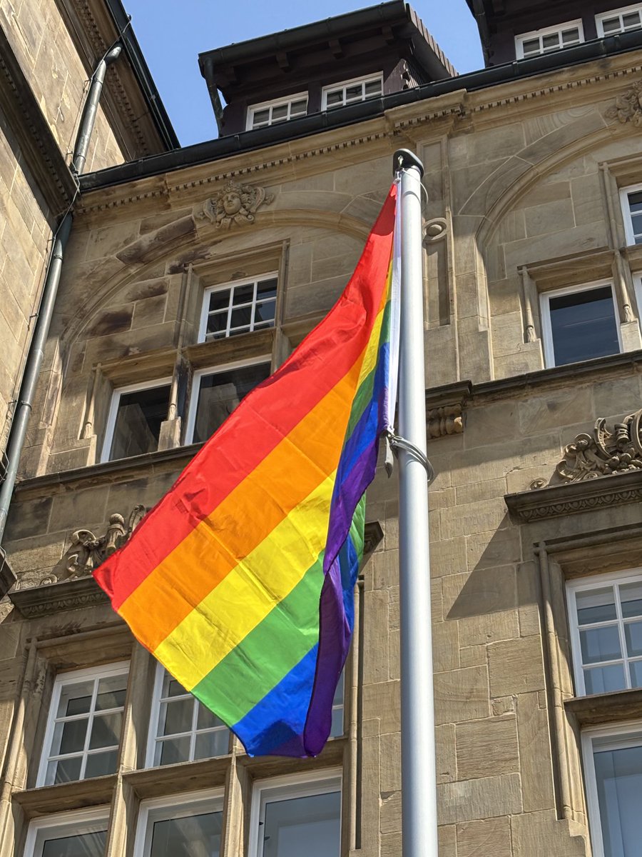 Bielefeld! Heute hat Oberbürgermeister Pit Clausen die Regenbogenfahne am Rathaus gehisst. Gerade jetzt muss der Bundestag doch ein klares Zeichen setzen, für die Achtung der Grundrechte und für Sichtbarkeit! Regenbogenfahne ⁦<a href="/JuliaKloeckner/">Julia Klöckner</a>⁩ 🏳️‍🌈🏳️‍🌈🏳️‍🌈 ⁦<a href="/CSDBielefeld/">CSDBielefeld</a>⁩