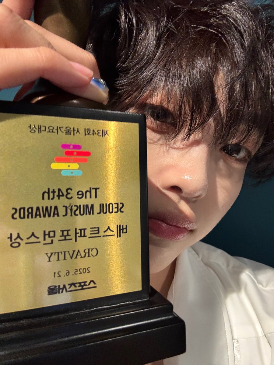 CRAVITY_twt's tweet photo. 러비티와 함께 행복을 나누고 싶어요
너무너무 고마버ㅓ🫶
#형준 #크래비티 #서울가요대상 https://t.co/whhlk0CTVp
