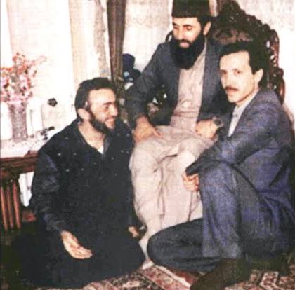 En az 2 Bin insanın ölümünden sorumlu terör örgütü liderinin dizinin dibinde oturan Ekrem İmamoğlu fotosu (!)