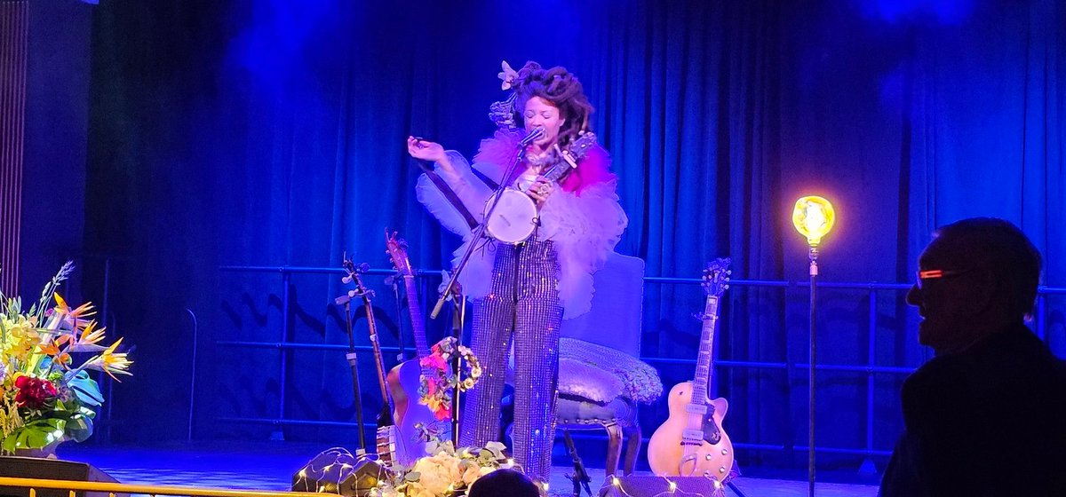 TheKro16's tweet image. Female artists with albums dropped in 2025. Feel free to drop any I have missed. There are so many good ones this year. 🧵
Starting off...
Valerie June - Owls, Omens, and Oracles
Thanks to @bradluttrell for this one. Ended up seeing her live because of you.