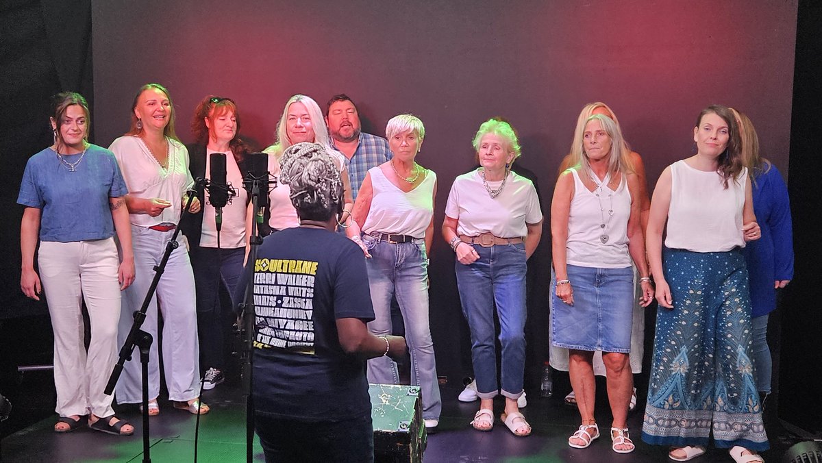 BeyondSkin's tweet image. Hello from #Belfast
Cairde Community Choir sounding fab 👍
"Three Little Birds"
#makemusicday
@makemusicday @MakeMusicDayUK