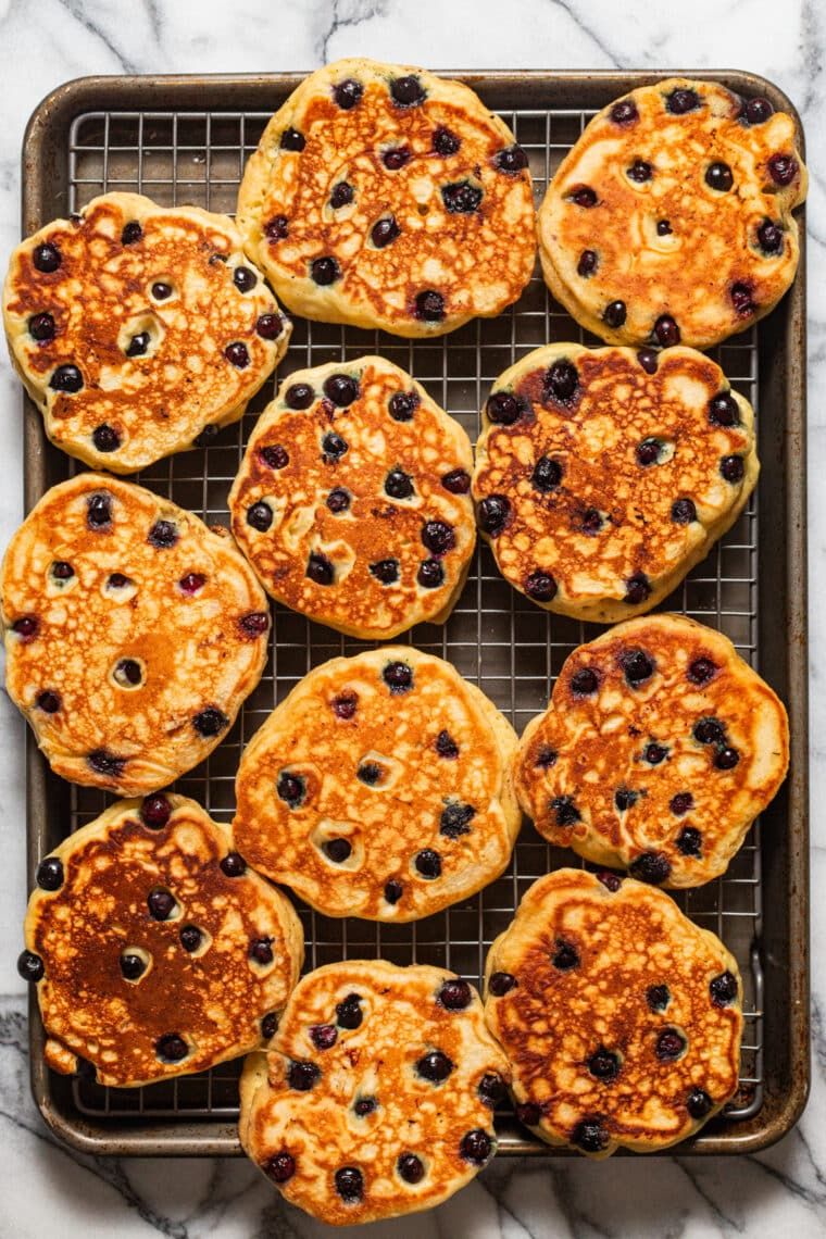 The most amazing light, fluffy, melt-in-your-mouth blueberry pancakes with a secret ingredient: SOUR CREAM! So wonderfully rich and perfectly buttery, studded with the juiciest blueberries. And the leftovers freeze and reheat beautifully!

damndelicious.net/2018/05/27/blu…