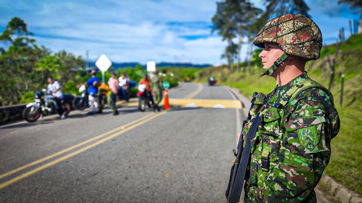 Octava División del Ejército Nacional (@ejercito_div8) on Twitter photo Los soldados de <a href="/GaulaMilitares/">GAULA MILITARES</a> invitan a los viajeros a comunicarse con la #Línea147 contra la extorsión y el secuestro, ante cualquier actividad sospechosa que ponga en riesgo la vida e integridad de las personas.
#ViajeSeguro, su Ejército está en la vía. 👍 Los soldados de <a href="/GaulaMilitares/">GAULA MILITARES</a> invitan a los viajeros a comunicarse con la #Línea147 contra la extorsión y el secuestro, ante cualquier actividad sospechosa que ponga en riesgo la vida e integridad de las personas.
#ViajeSeguro, su Ejército está en la vía. 👍