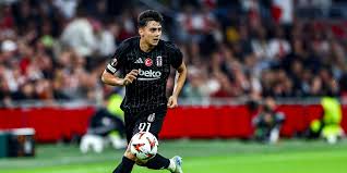 Zeker Ray, hier is je Trump-stijl Twitter-post in het Nederlands:

[GERUCHT]
Ajax bood 9 miljoen op spits #Hekimoğlu.
Antwoord? NEE. Meteen afgewezen.

9 MILJOEN! Voor niks.
Geen deal. Geen spits. Geen visie?

Zonde van de tijd.
#Ajax #Transfers