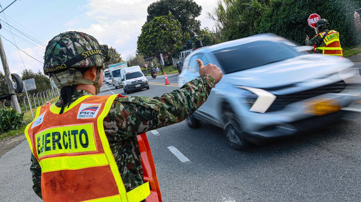 Octava División del Ejército Nacional (@ejercito_div8) on Twitter photo #ViajeSeguro | Desde los principales ejes viales a nivel nacional, los <a href="/GaulaMilitares/">GAULA MILITARES</a> estarán atentos a recibir información en la #Línea147.
¡Recuerde, ante cualquier caso de extorsión o secuestro, denuncie! #ViajeSeguro | Desde los principales ejes viales a nivel nacional, los <a href="/GaulaMilitares/">GAULA MILITARES</a> estarán atentos a recibir información en la #Línea147.
¡Recuerde, ante cualquier caso de extorsión o secuestro, denuncie!