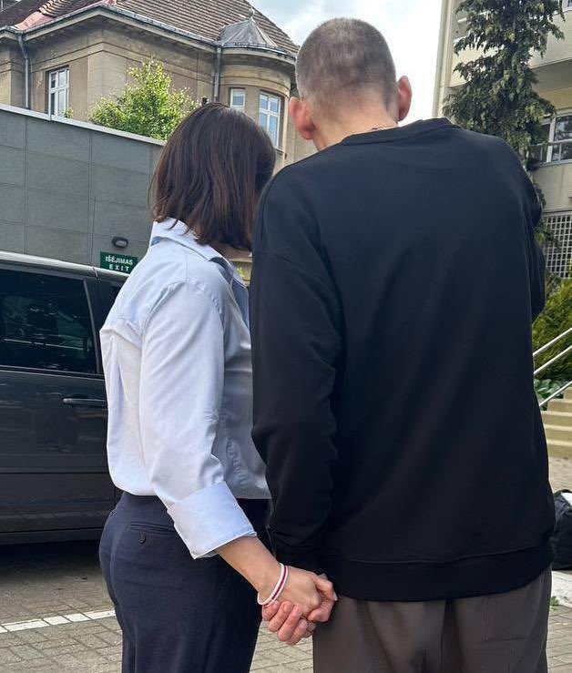 Yulia Navalnaya (@yulia_navalnaya) on Twitter photo Я очень рада, что сегодня стало на 14 политзаключенных меньше. Огромная работа Светланы <a href="/Tsihanouskaya/">Sviatlana Tsikhanouskaya</a>
и её команды. Мои поздравления всем семьям освобожденных политзаключенных.
Светлану и Сергея я хочу поздравить отдельно. Это замечательная новость❤️ Я очень рада, что сегодня стало на 14 политзаключенных меньше. Огромная работа Светланы <a href="/Tsihanouskaya/">Sviatlana Tsikhanouskaya</a>
и её команды. Мои поздравления всем семьям освобожденных политзаключенных.
Светлану и Сергея я хочу поздравить отдельно. Это замечательная новость❤️